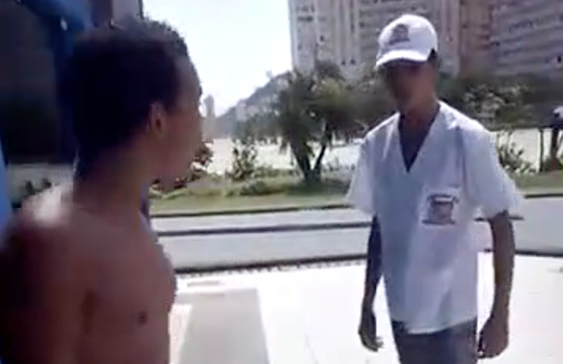 Un jeune en agresse un autre mais va bien le regretter
