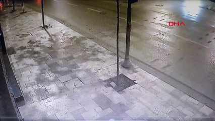 Denizli Yoldan Çıkan Otomobil, Mobilya Mağazasına Daldı