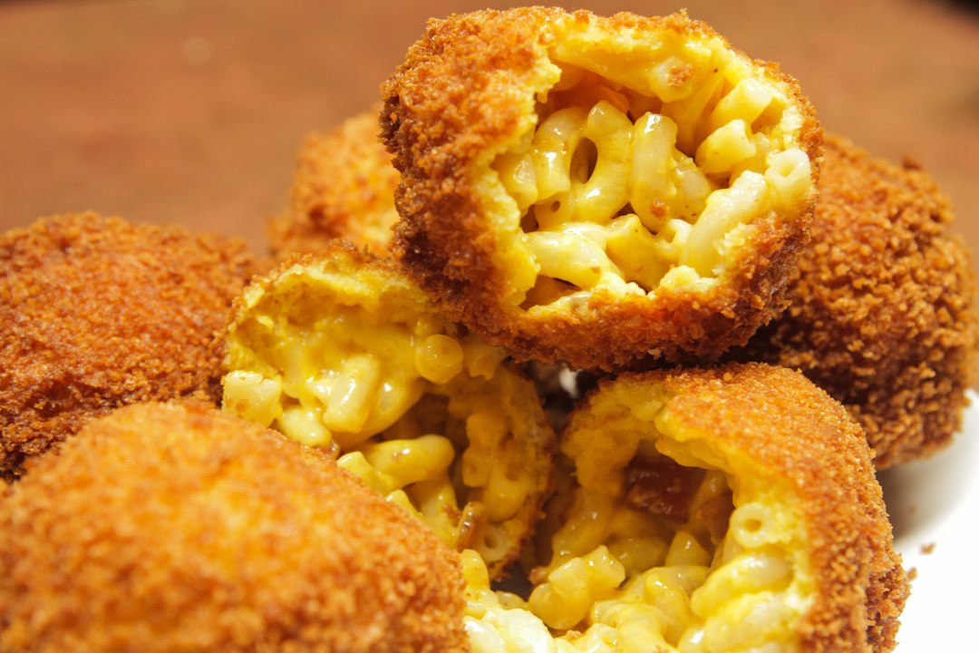 Mac And Cheese Bacon Bombs