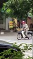 Ông già lái xe máy chạy quanh phố lại tiếp tục 