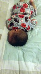 Ovaj beban spava dubokim snom, ali kad krene muzika, dogodi se najslađa stvar koju ćete vidjeti danas!