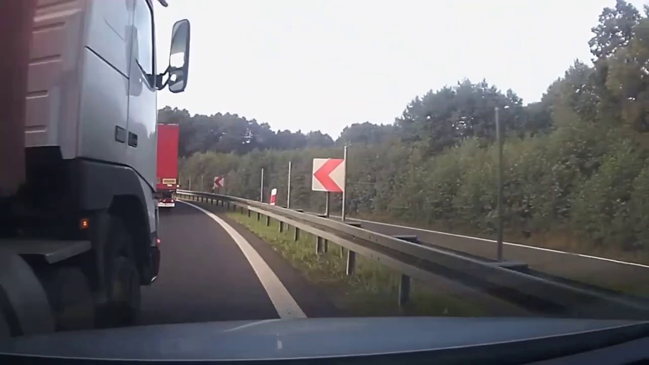 Un routier écrase une voiture en sandwich