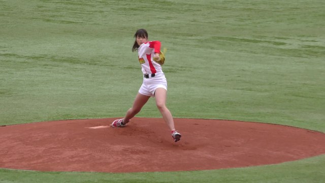 神ピッチング 稲村亜美一打席勝負！千葉ロッテ 2016 ファン感謝デー 始球式の女王 Japanese baseball TV personality cute girl
