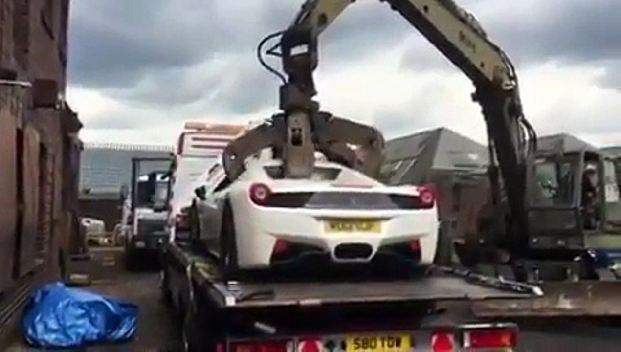 Pour s'amuser, ils broient une Lamborghini neuve