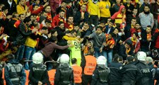 Kayserispor Taraftarı 5 Gol Yiyen Genç Kaleci Vedat Karakuş'u Bağrına Bastı