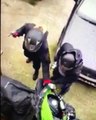 Des jeunes en scooter tentent de voler une moto.