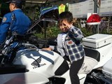 念願の警察のバイクに乗れた♪ 3歳のトレーシーと2歳のスティーブ ★The ride to the long-sought police bike★
