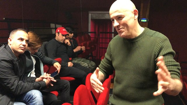 Dominique A rencontre des migrants invités à son concert