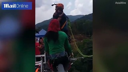 küçük kızıyla birlikte bungee jumping yapan baba