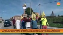 Cada vez se superan más haciendo el ridículo: procesión separatista con urna sobre trono y bolsas en la cabeza
