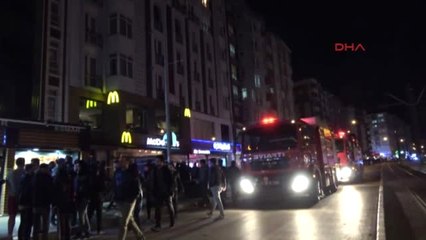 Eskişehir - Apartmandaki Yangında Kedileri İtfaiye Erleri Kurtardı
