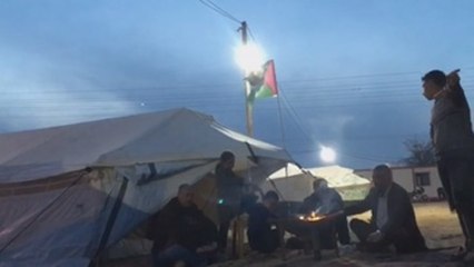 Cientos de gazatíes mantienen su protesta junto a la frontera con Israel
