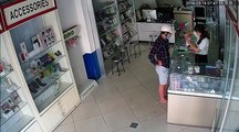 Thanh niên tiện tay trộm cắp điện thoại trong cửa hàng