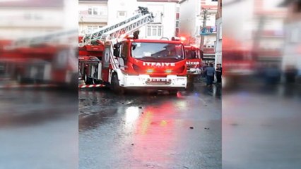 Kocaeli'de evde çıkan yangında 2 kişi dumandan etkilendi