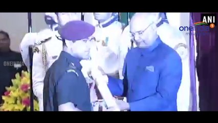 ധോണിക്ക് പദ്മഭൂഷൺ, സ്വീകരിക്കാൻ എത്തിയത് പട്ടാളവേഷത്തിൽ | Oneindia Malayalam