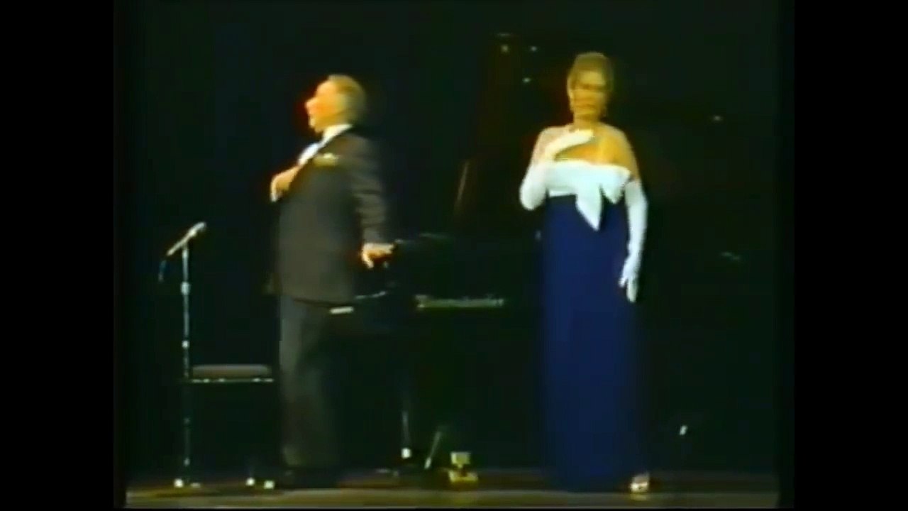 pianist almost dies of fright with woman singing - funny videos