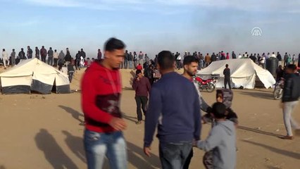 Ekmek Yapıp Dağıtarak Filistinli Göstericilere Destek Oluyor