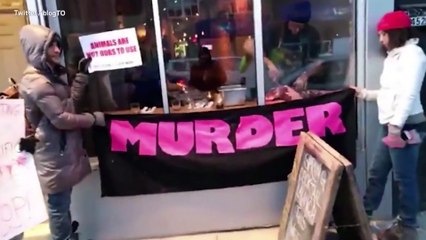 Des militants vegans manifestent devant un restaurant et le Chef vient couper de la viande sous leurs yeux