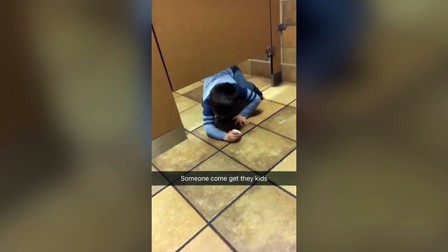 Un homme reçoit de la visite dans les toilettes d'un restaurant alors qu'il fait la grosse commission