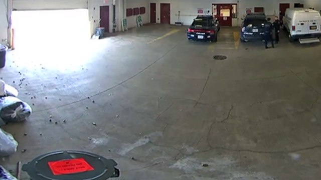 Un détenu profite d'une porte de garage qui se ferme pour s'évader et semer deux policiers