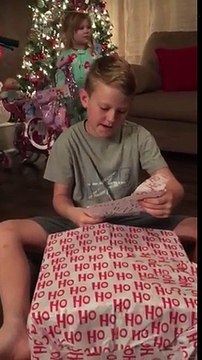 Incroyable réaction : il reçoit son premier téléphone en cadeau !