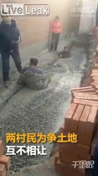 Sauter dans le béton pour faire la grève du chantier ! Malin le chinois