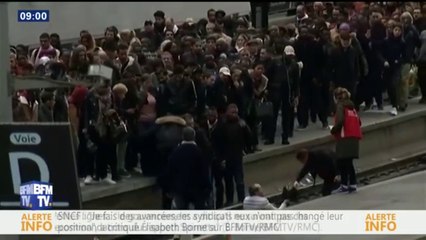 Download Video: En gare de Lyon à Paris, les quais sont bondés et des usagers descendent sur les voies