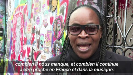 Les fans de Serge Gainsbourg fêtent son anniversaire à Paris