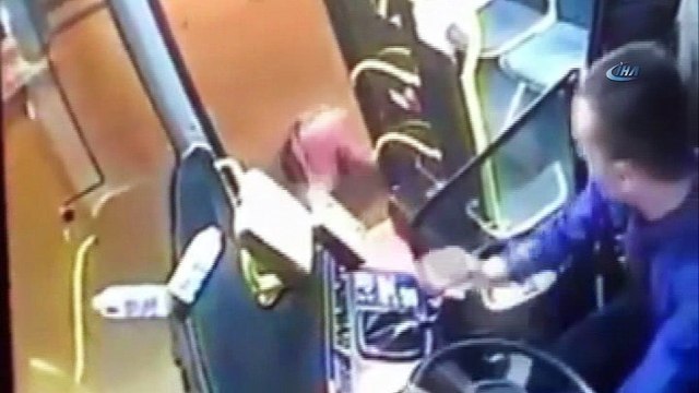 Halk otobüsünün açık bırakılan ön kapısından böyle düştü