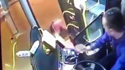 Halk otobüsünün açık bırakılan ön kapısından böyle düştü