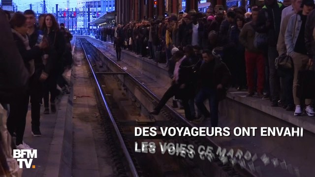 Grève à la SNCF: des usagers sur les voies en gare de Lyon à Paris