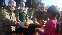 - Mehmetçik Afrin Halkı İle Ekmeğini Paylaşıyor