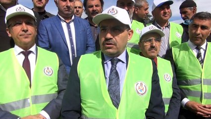 Vali yelek giyip eldiven takarak çöp topladı