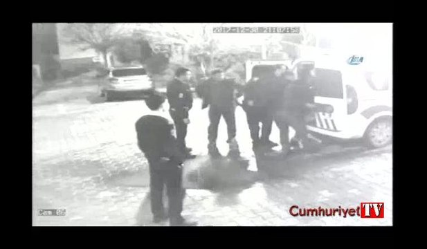 İzmir’de polis dayağı güvenlik kamerasında