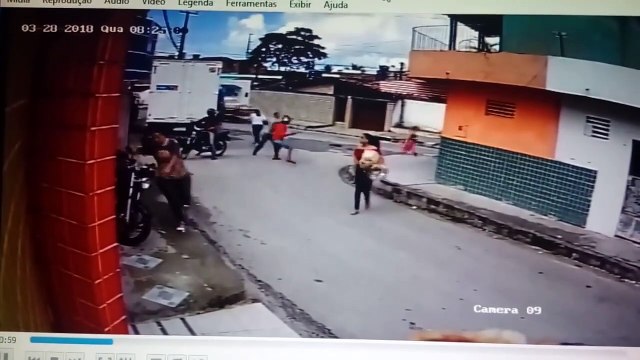 Ce chauffeur livreur se défend contre deux braqueurs à moto