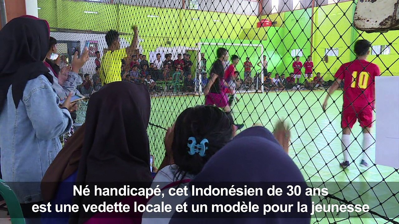 En Indonésie, les prouesses d'un gardien de but handicapé