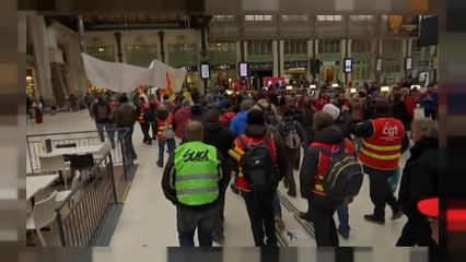 Francia nel caos, in sciopero treni e aerei