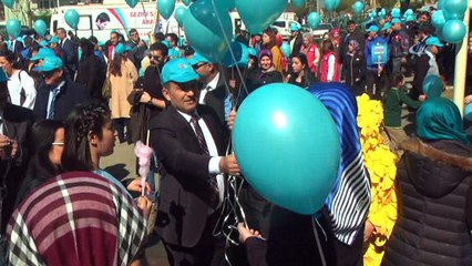 Düzce’de otizme dikkat çekmek için mavi balon uçurdular