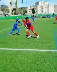 Regardez l'incroyable performance du fils de Peter Okoye dans cette académie de football du Barcelone.