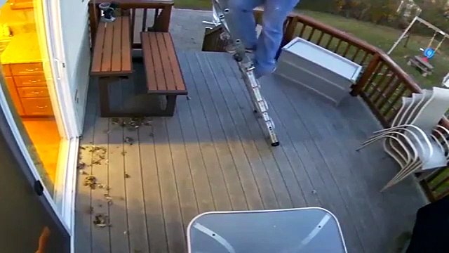 Régis monte sur son toit avec une échelle... Mauvaise idée !