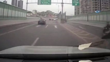 - Duvara Çarptı, Otomobilin Altında Kaldı