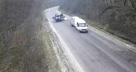 Rusya'da Devrilen Süt Kamyonu Alevler İçinde Kaldı