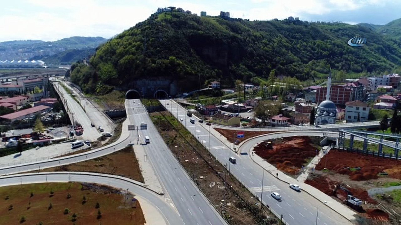 Yaklaşık 2,5 milyarlık Kanuni Bulvarı Projesi'nde bir tünel daha hizmete girdi...Tünel havadan görüntülendi