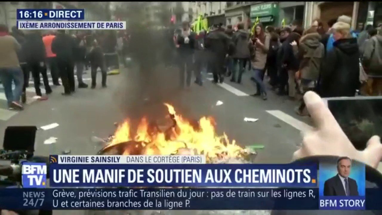 SNCF: le cortège de la manifestation des cheminots poursuit sa marche en direction de la gare Saint-Lazare