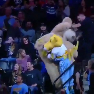 Ne jamais dire NON à une mascotte... tellement drole