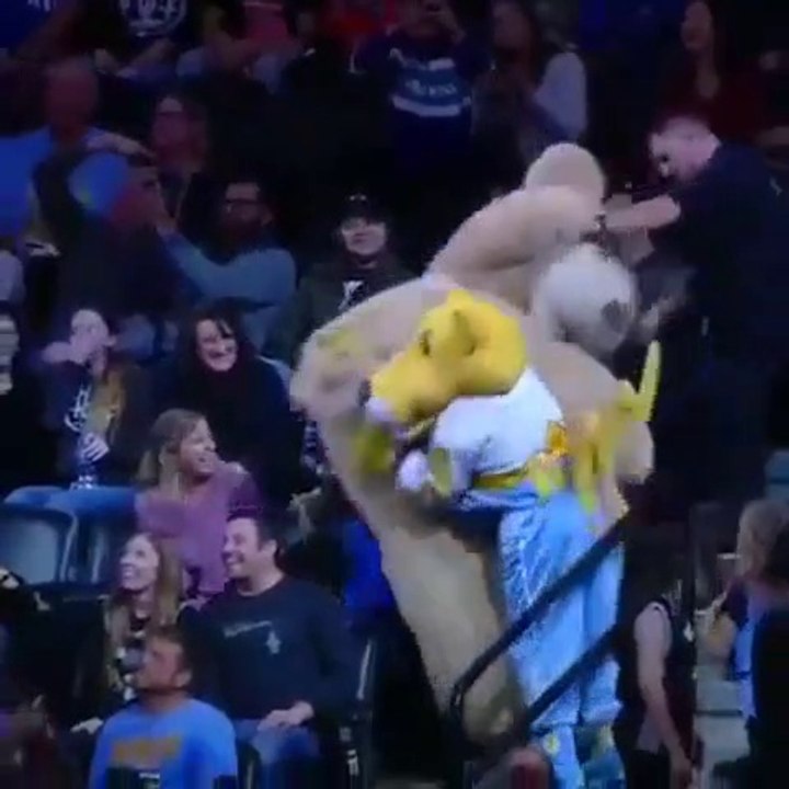 Ne jamais dire NON à une mascotte... tellement drole