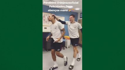 Gabriel Jesus leva ovada de aniversário e colega português também se dá mal