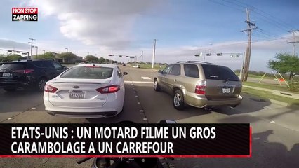 Etats-Unis : un motard filme un gros carambolage à un carrefour (vidéo)
