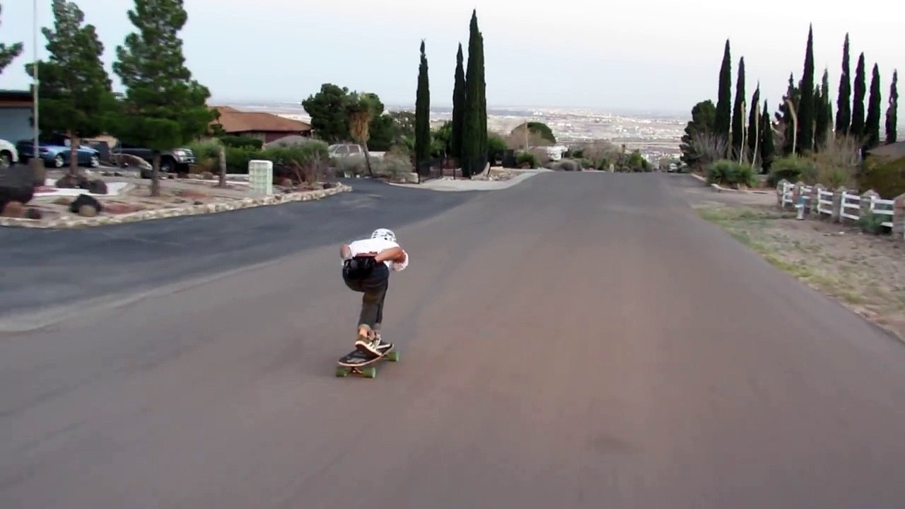 Un longboarder tombe dans le ravin pendant une descente