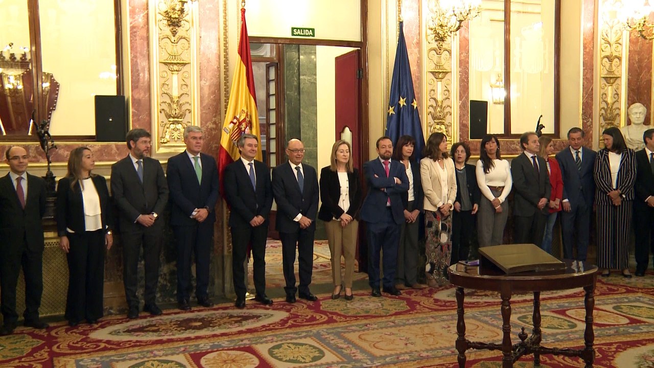 Montoro entrega al Congreso el 'pendrive' con los PGE